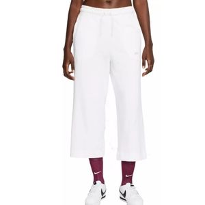 NWT Nike Women's Sportswear White Jersey Capris Sweatpant Size Medium